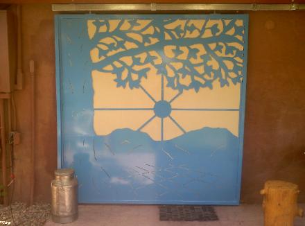 SLIDING PATIO DOOR WITH CONTRASTING SCREEN