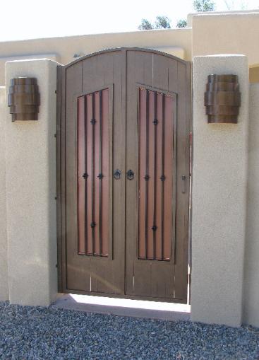 SLATTED GATE WITH SHUTTERS
