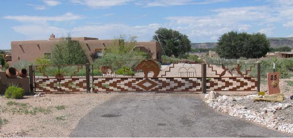 LIGHTNING BEAR GATE WITH SIDE PANELS